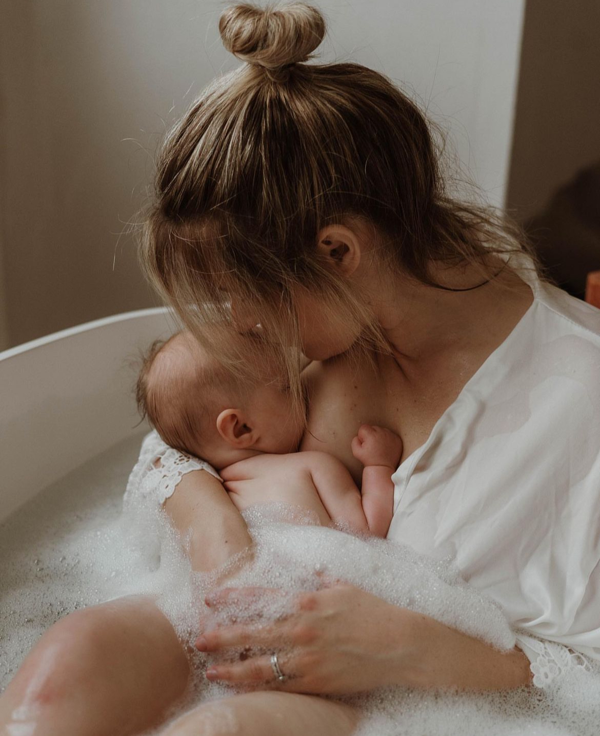 Foto ingstuurd door klant, mama die kind de borst geeft. Foto ingstuurd door klant, mama die kind de borst geeft.