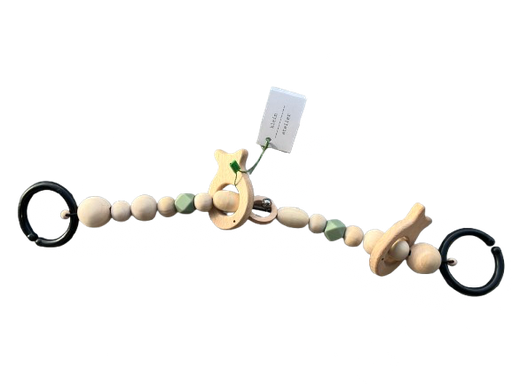 [546323] Klein Atelier | Wagenspanner met Belletje Houten Kralen/Vis Olive Groen 36cm