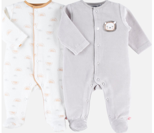 [458147] PYJAMA 1-DELIG, Africa, M:62, boys, wit/grijs, uni/aop zon, oranje boord, patch leeuw, LM, velours, voet, 2 stuks